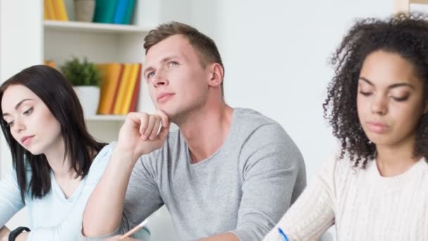 Agradable estudiante ocupado estudiando — Vídeos de Stock