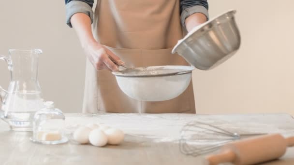 Agradable panadero tamizar harina — Vídeo de stock