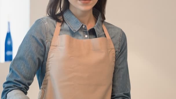Приятный очаровательный пекарь просеивает муку — стоковое видео