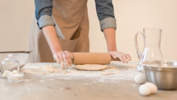 Angenehmer Bäcker rollt Teig — Stockvideo