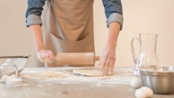 Agradable mujer concentrada rodando masa — Vídeos de Stock