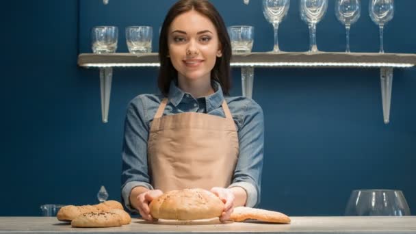 Mujer alegre de pie en el mostrador — Vídeos de Stock