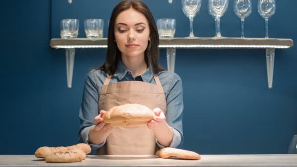 Mujer encantada de pie en el mostrador — Vídeos de Stock