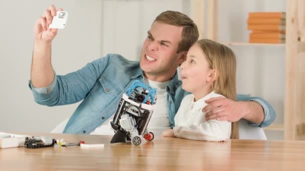 Encantados padre e hija haciendo selfies — Vídeos de Stock