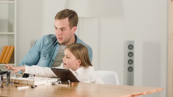 Padre positivo jugando con su hija — Vídeos de Stock