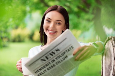 Ağacın altında duran pozitif kadın