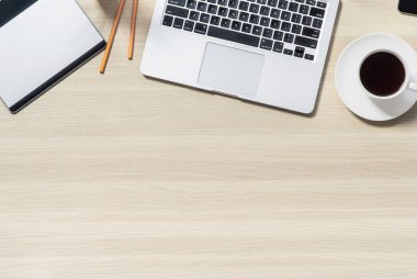 Tablo dışına laptop ile yatıyordu