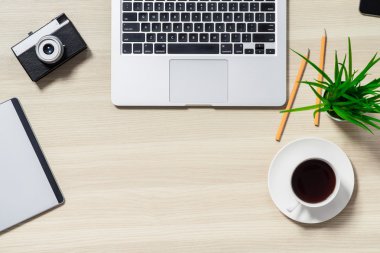 Tablo ile laptop ayakta Üstten Görünüm