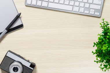 Yerde yatarken fotoğraf makinesinin Üstten Görünüm