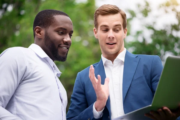 Positiva kollegor med laptop — Stockfoto