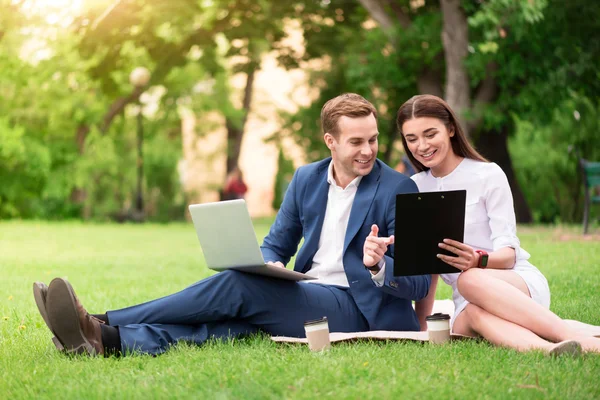 Positiva kollegor diskuterar projektet — Stockfoto