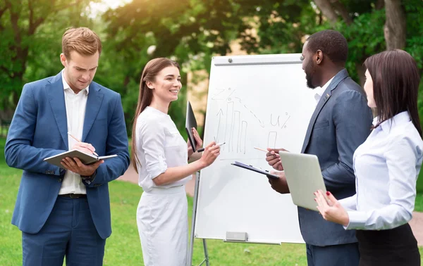 Positive Kollegen, die draußen arbeiten — Stockfoto