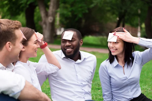 Amigos positivos divirtiéndose en la hierba — Foto de Stock