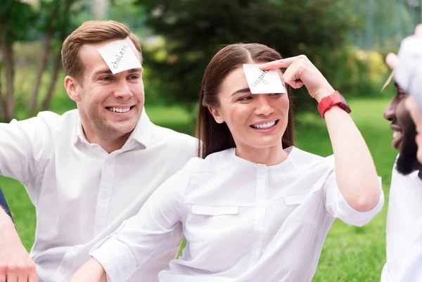 Alegre sonriente amigos divertirse en la hierba — Foto de Stock