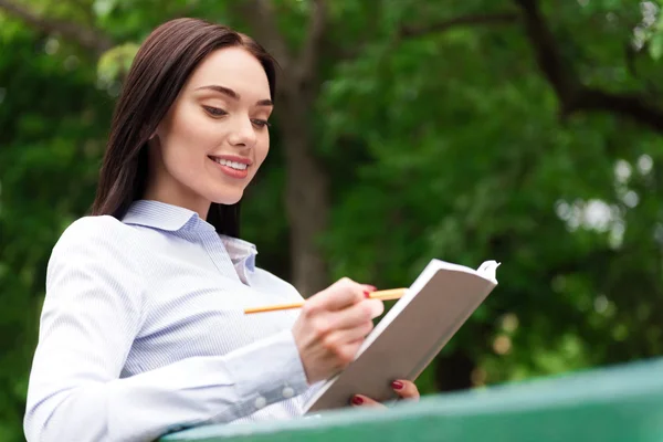 Mujer positiva tomando notas —  Fotos de Stock