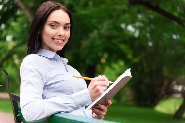 Vrolijke vrouw op de bank rusten — Stockfoto