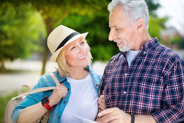 Pareja mayor disfrutando el uno del otro — Foto de Stock