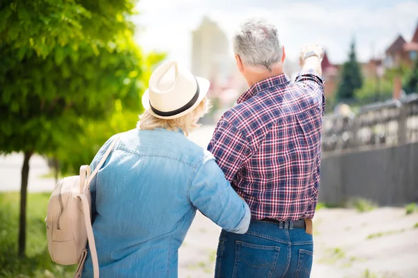 Ouder paar genieten van elkaar — Stockfoto