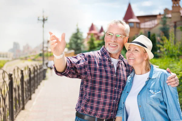 Betagtes Paar genießt einander — Stockfoto