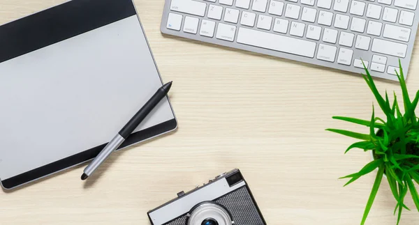 Klavye masanın üzerinde yatan bir Üstten Görünüm