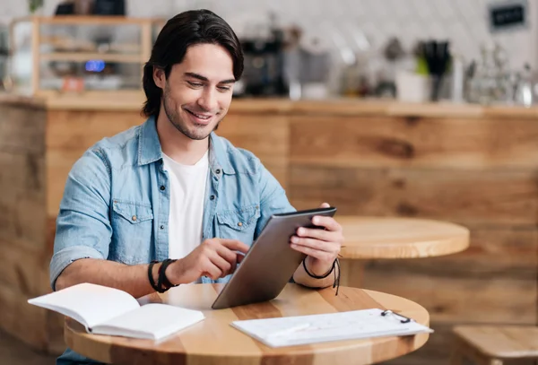 Hombre ocupado moderno — Foto de Stock