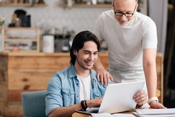 Fröhlicher Sohn und Vater — Stockfoto