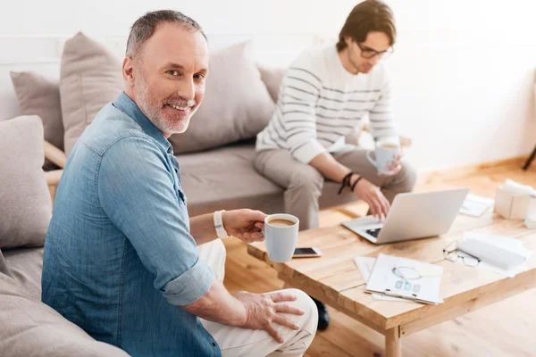 Moderne selbstbewusste Geschäftsleute — Stockfoto