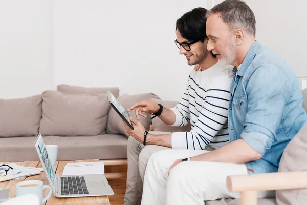 Moderne selbstbewusste Geschäftsleute — Stockfoto