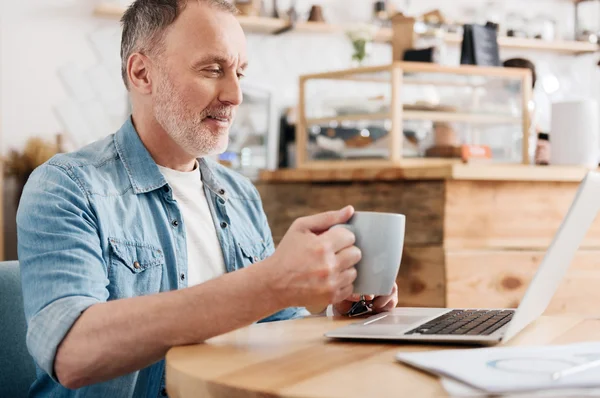 Hombre trabajando como freelancer — Foto de Stock