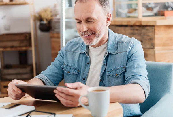 Mann in einem Café — Stockfoto