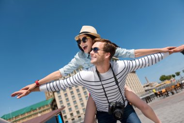 Neşeli çift eğleniyor