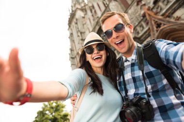 Yürüyüş eken pozitif turistler