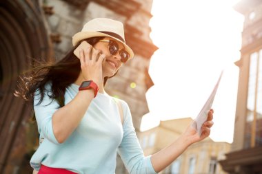 Pozitif kadın cep telefonundan söz