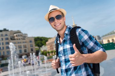 Neşeli gülümseyen adam çeşme ayakta