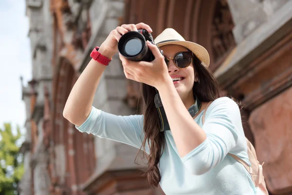 Positiv lächelnde Frau beim Fotografieren — Stockfoto