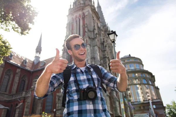 Positiver Mann beim Spazierengehen — Stockfoto