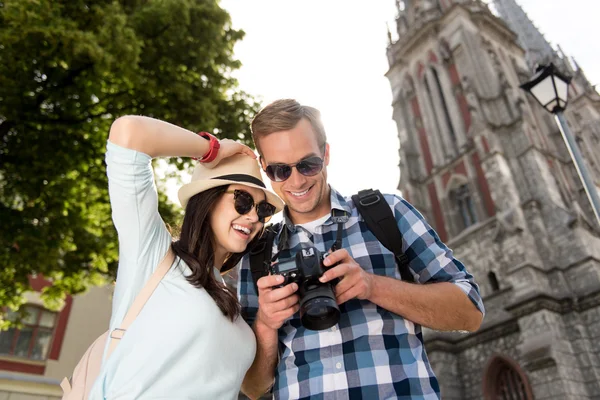 Joyful tourists watching photos in the camera — Stock Photo, Image