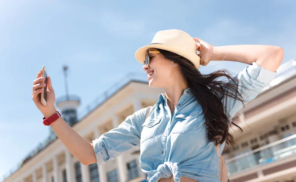 Vackra Joyful Woman innehar mobiltelefon — Stockfoto