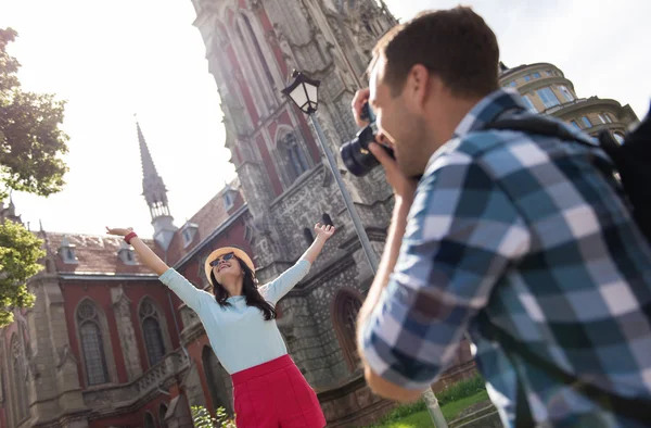 Pareja positiva haciendo fotos — Foto de Stock