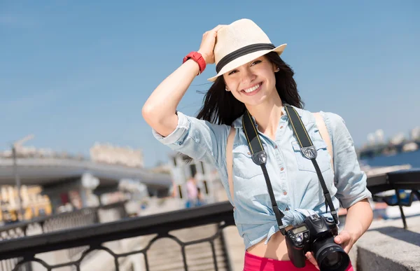 Hermosa mujer alegre sosteniendo la cámara de fotos — Foto de Stock