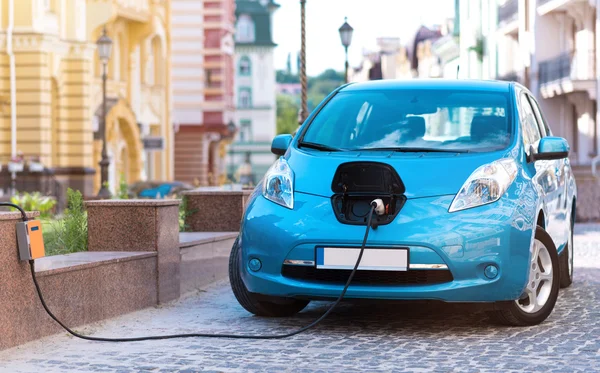 Coche eléctrico enchufado para repostar —  Fotos de Stock