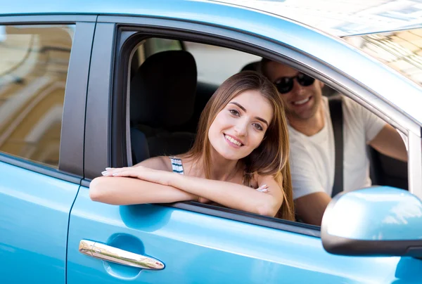 Homem e mulher olhando através da janela do carro — Fotografia de Stock