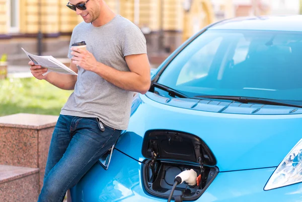 Člověk čeká na jeho auto nevybírají — Stock fotografie