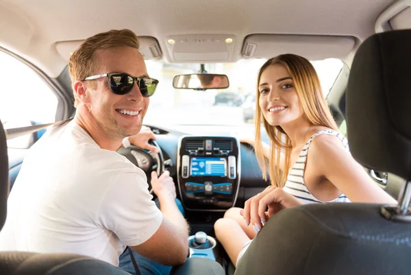 Mann und Frau blicken auf Rücksitze — Stockfoto