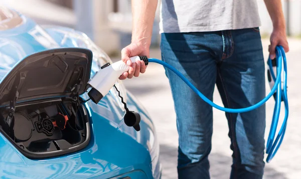 Hombre encendiendo la carga del coche —  Fotos de Stock