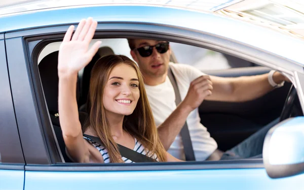 Man en vrouw gaat op auto — Stockfoto