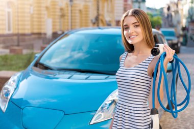 Kadın araba önünde kablolar ile