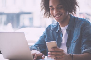 Kendine güvenen delikanlı SMS tipik