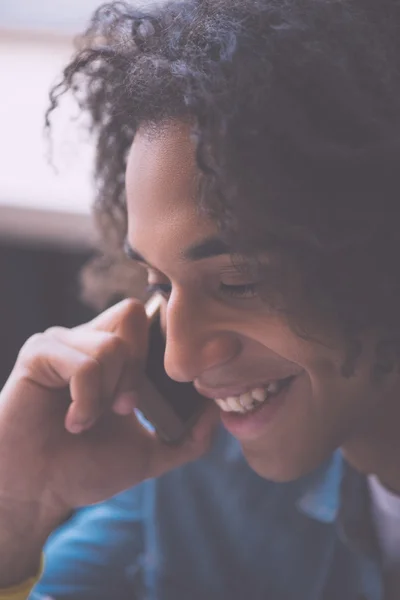 Joven hombre confiado está buscando buenas noticias — Foto de Stock