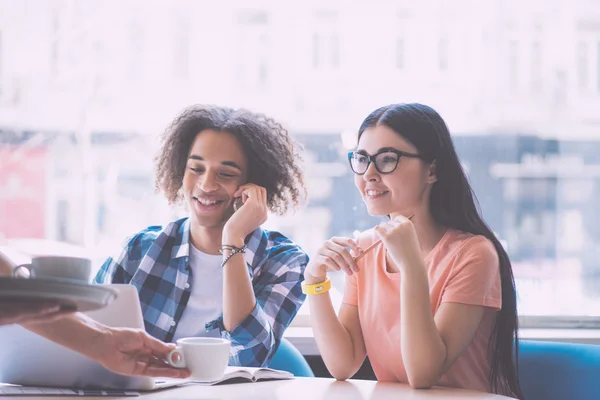 Jóvenes confiados en la cafetería — Foto de Stock